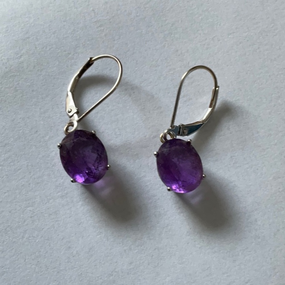 White 14 carat gold leverback earrings with amethyst